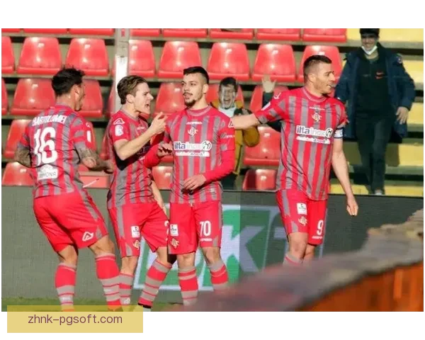 AC米兰补时连下两城惊险战胜克雷莫纳取得胜利